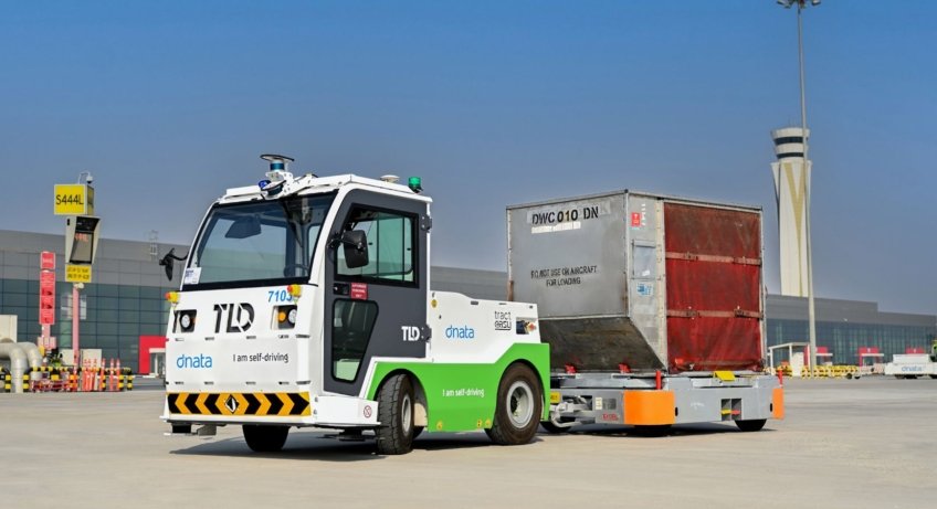 РЕВОЛЮЦИЯ НА РАМПЕ: DNATA ПОВЫШАЕТ ЭФФЕКТИВНОСТЬ В DUBAI WORLD CENTRAL С ПОМОЩЬЮ ВНЕДРЕНИЯ АВТОНОМНЫХ БАГАЖНЫХ ТЯГАЧЕЙ