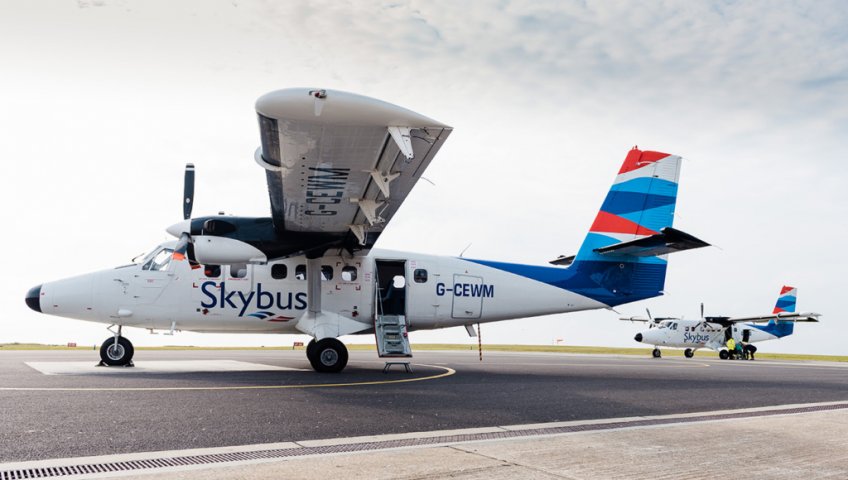 АВИАКОМПАНИЯ SKYBUS НА ОСТРОВАХ СИЛЛИ ВПЕРВЫЕ ЗА ДЕСЯТИЛЕТИЕ ПРИНИМАЕТ НОВЫЙ САМОЛЕТ TWIN OTTER, КОТОРЫЙ СТАРШЕ САМОЙ АВИАКОМПАНИИ.