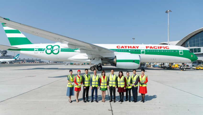 АВИАКОМПАНИЯ CATHAY PACIFIC ОТМЕЧАЕТ 80-ЛЕТИЕ ПОЛЕТОВ, ПРЕДСТАВИВ САМОЛЕТЫ В СПЕЦИАЛЬНОЙ РЕТРО-ЛИВРЕИ, ИМИТИРУЮЩЕЙ «СЭНДВИЧ ИЗ САЛАТНОГО ЛИСТА»