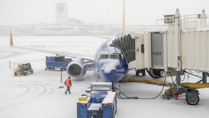 ЗИМНИЙ ШТОРМ «ФЕРЕР» ОТМЕНИЛ БОЛЕЕ 11 000 РЕЙСОВ В США ЗА ОДИН ДЕНЬ — ЭТО САМЫЙ МАСШТАБНЫЙ КРИЗИС СО ВРЕМЕН COVID-19