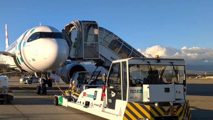 КОМПАНИЯ SWISSPORT ЗАВЕРШИЛА ПЕРВУЮ В ЖЕНЕВСКОМ АЭРОПОРТУ ПОЛНОСТЬЮ ЭЛЕКТРИЧЕСКУЮ РАЗВОРОТНУЮ ПЛОЩАДКУ ДЛЯ САМОЛЕТОВ