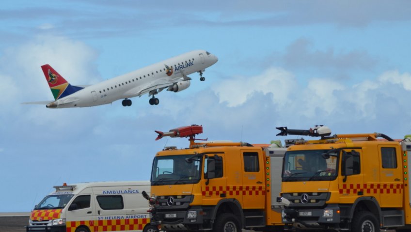 ЕДИНСТВЕННЫЙ АЭРОПОРТ ОСТРОВА СВЯТОЙ ЕЛЕНЫ ЗАКРЫТ НА НЕОПРЕДЕЛЕННЫЙ СРОК ПОСЛЕ ТОГО, КАК ПОЖАРНЫЕ МАШИНЫ НЕ ПРОШЛИ ПРОВЕРКУ БЕЗОПАСНОСТИ