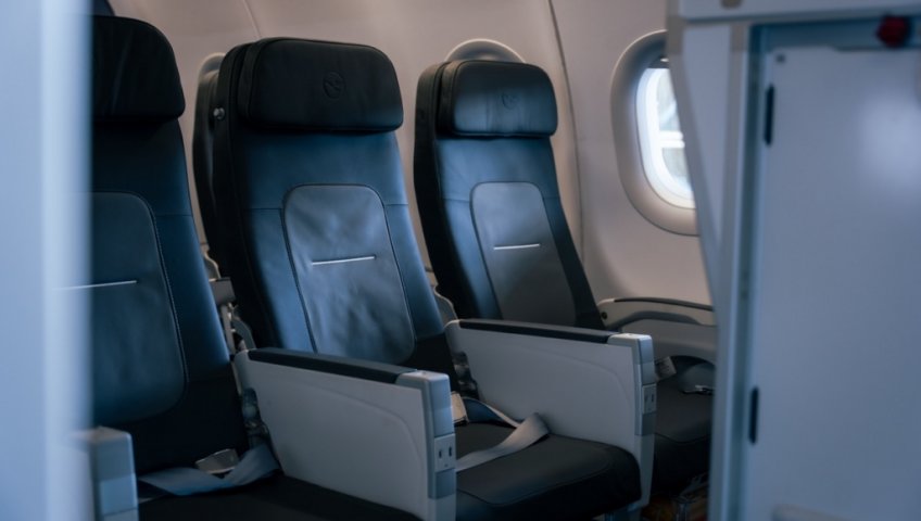 ПОЧЕМУ МЕСТА С УВЕЛИЧЕННЫМ ПРОСТРАНСТВОМ ДЛЯ НОГ — ЗОЛОТАЯ ЖИЛА ДЛЯ АВИАКОМПАНИЙ