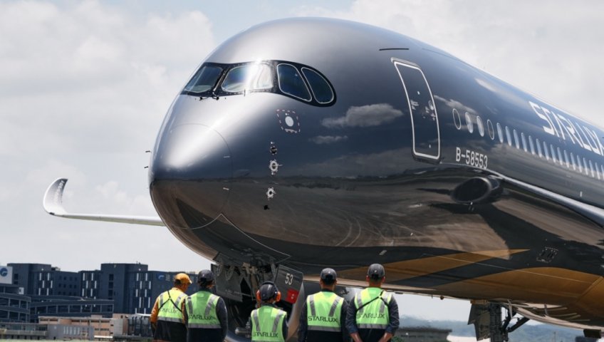 ПОТРЯСАЮЩИЙ AIRBUS A350 AIRSORAYAMA SILVER КОМПАНИИ STARLUX ПРИЗЕМЛИЛСЯ НА ТАЙВАНЕ